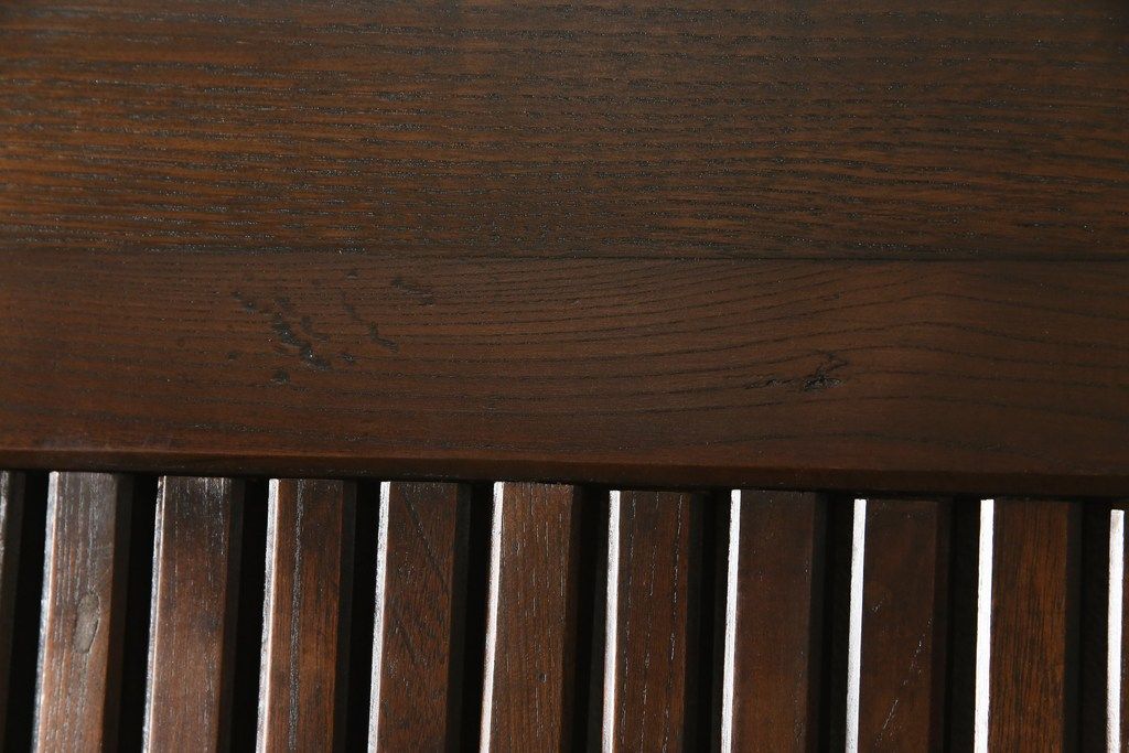 アンティークの格子蔵戸をリペア&カスタム!リサイズし、裏側の引手を取り付け。1トーン落ち着いた色味に着色仕上げ。(玄関戸、玄関ドア、引き戸)