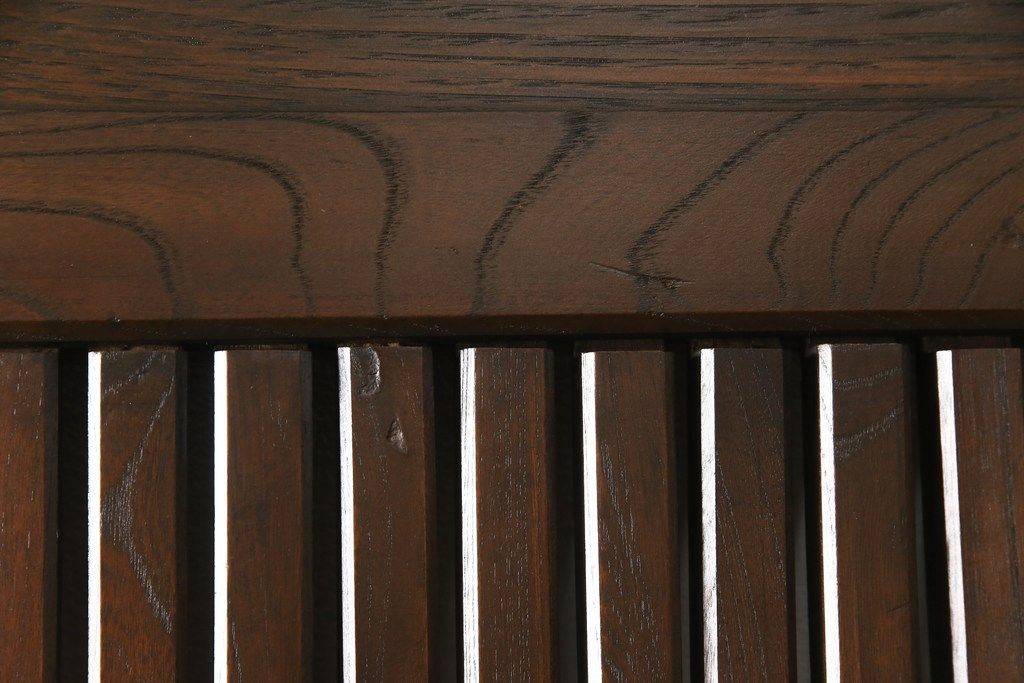 アンティークの格子蔵戸をリペア&カスタム!リサイズし、裏側の引手を取り付け。1トーン落ち着いた色味に着色仕上げ。(玄関戸、玄関ドア、引き戸)