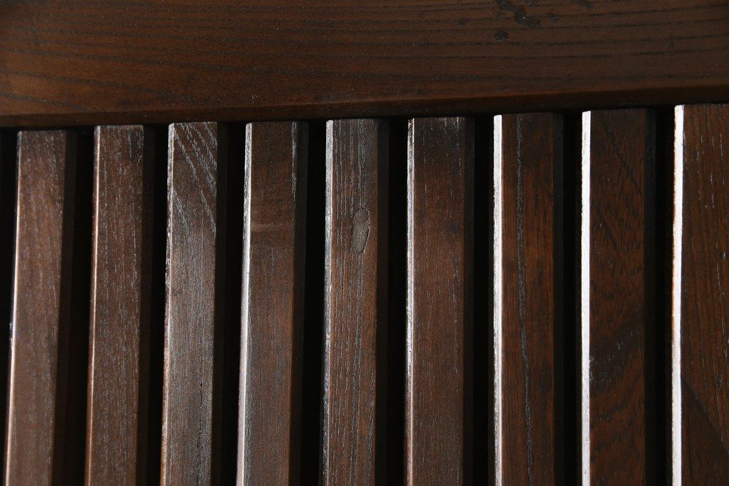 アンティークの格子蔵戸をリペア&カスタム!リサイズし、裏側の引手を取り付け。1トーン落ち着いた色味に着色仕上げ。(玄関戸、玄関ドア、引き戸)