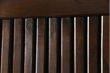 アンティークの格子蔵戸をリペア&カスタム!リサイズし、裏側の引手を取り付け。1トーン落ち着いた色味に着色仕上げ。(玄関戸、玄関ドア、引き戸)