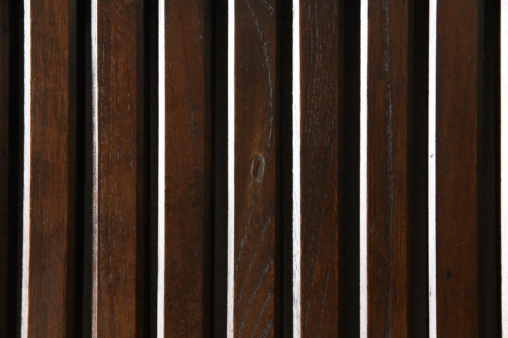 アンティークの格子蔵戸をリペア&カスタム!リサイズし、裏側の引手を取り付け。1トーン落ち着いた色味に着色仕上げ。(玄関戸、玄関ドア、引き戸)