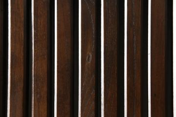 アンティークの格子蔵戸をリペア&カスタム!リサイズし、裏側の引手を取り付け。1トーン落ち着いた色味に着色仕上げ。(玄関戸、玄関ドア、引き戸)