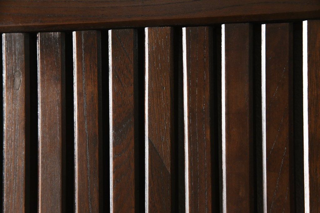 アンティークの格子蔵戸をリペア&カスタム!リサイズし、裏側の引手を取り付け。1トーン落ち着いた色味に着色仕上げ。(玄関戸、玄関ドア、引き戸)