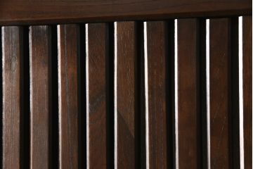 アンティークの格子蔵戸をリペア&カスタム!リサイズし、裏側の引手を取り付け。1トーン落ち着いた色味に着色仕上げ。(玄関戸、玄関ドア、引き戸)