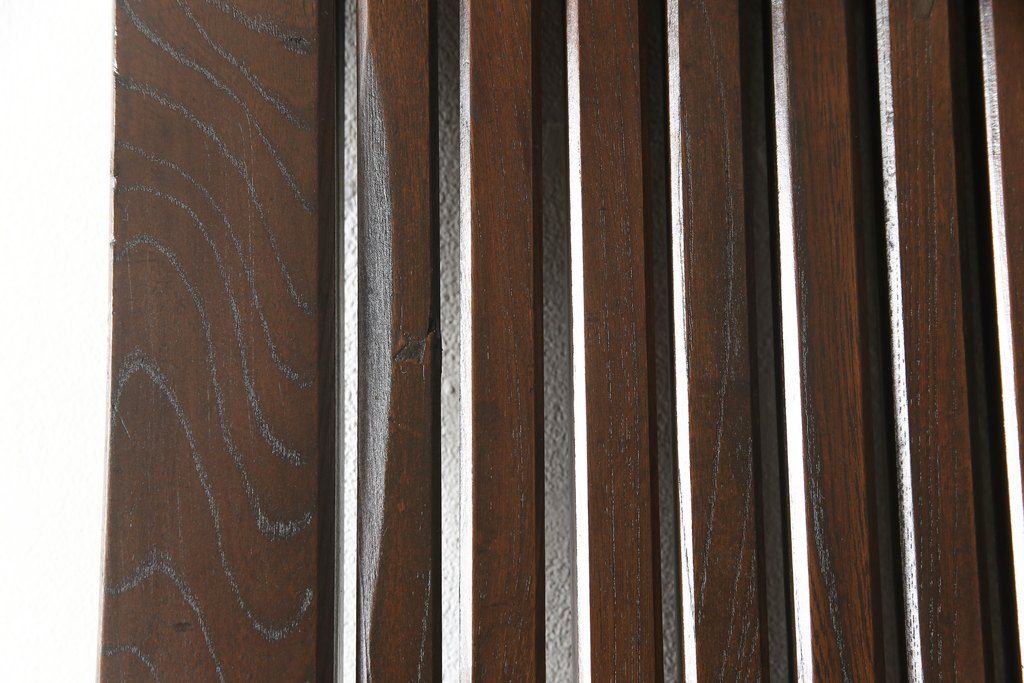 アンティークの格子蔵戸をリペア&カスタム!リサイズし、裏側の引手を取り付け。1トーン落ち着いた色味に着色仕上げ。(玄関戸、玄関ドア、引き戸)