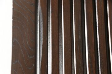 アンティークの格子蔵戸をリペア&カスタム!リサイズし、裏側の引手を取り付け。1トーン落ち着いた色味に着色仕上げ。(玄関戸、玄関ドア、引き戸)