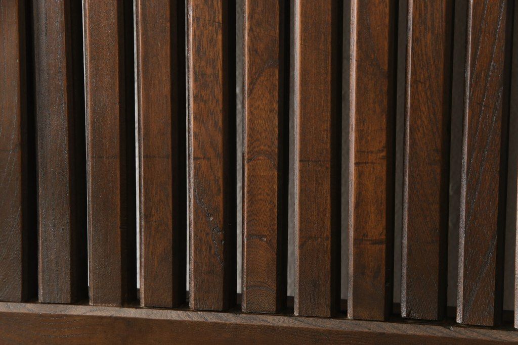 アンティークの格子蔵戸をリペア&カスタム!リサイズし、裏側の引手を取り付け。1トーン落ち着いた色味に着色仕上げ。(玄関戸、玄関ドア、引き戸)