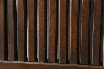 アンティークの格子蔵戸をリペア&カスタム!リサイズし、裏側の引手を取り付け。1トーン落ち着いた色味に着色仕上げ。(玄関戸、玄関ドア、引き戸)