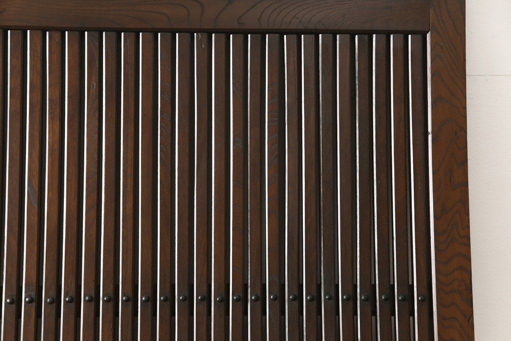 アンティークの格子蔵戸をリペア&カスタム!リサイズし、裏側の引手を取り付け。1トーン落ち着いた色味に着色仕上げ。(玄関戸、玄関ドア、引き戸)