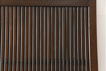 アンティークの格子蔵戸をリペア&カスタム!リサイズし、裏側の引手を取り付け。1トーン落ち着いた色味に着色仕上げ。(玄関戸、玄関ドア、引き戸)