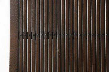 アンティークの格子蔵戸をリペア&カスタム!リサイズし、裏側の引手を取り付け。1トーン落ち着いた色味に着色仕上げ。(玄関戸、玄関ドア、引き戸)