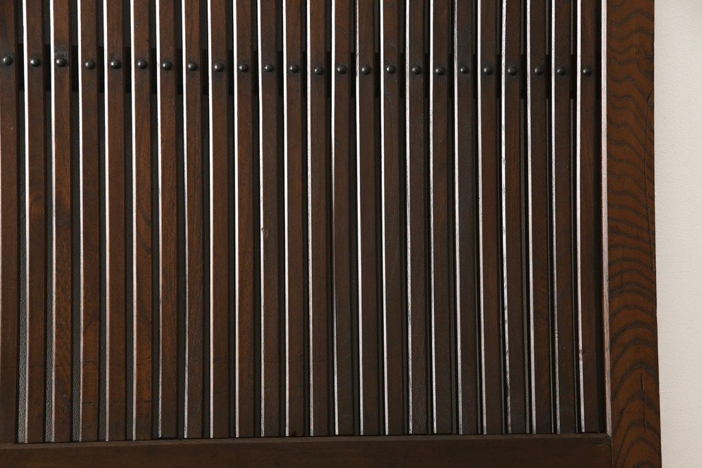 アンティークの格子蔵戸をリペア&カスタム!リサイズし、裏側の引手を取り付け。1トーン落ち着いた色味に着色仕上げ。(玄関戸、玄関ドア、引き戸)