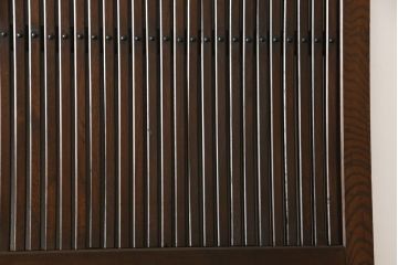 アンティークの格子蔵戸をリペア&カスタム!リサイズし、裏側の引手を取り付け。1トーン落ち着いた色味に着色仕上げ。(玄関戸、玄関ドア、引き戸)