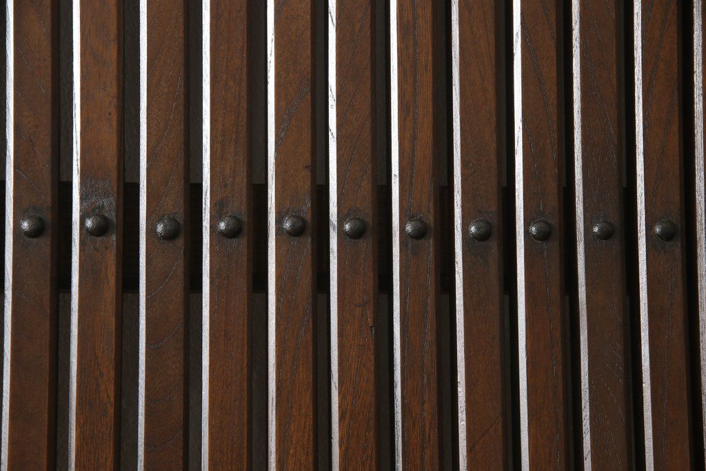 アンティークの格子蔵戸をリペア&カスタム!リサイズし、裏側の引手を取り付け。1トーン落ち着いた色味に着色仕上げ。(玄関戸、玄関ドア、引き戸)