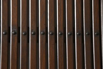 アンティークの格子蔵戸をリペア&カスタム!リサイズし、裏側の引手を取り付け。1トーン落ち着いた色味に着色仕上げ。(玄関戸、玄関ドア、引き戸)