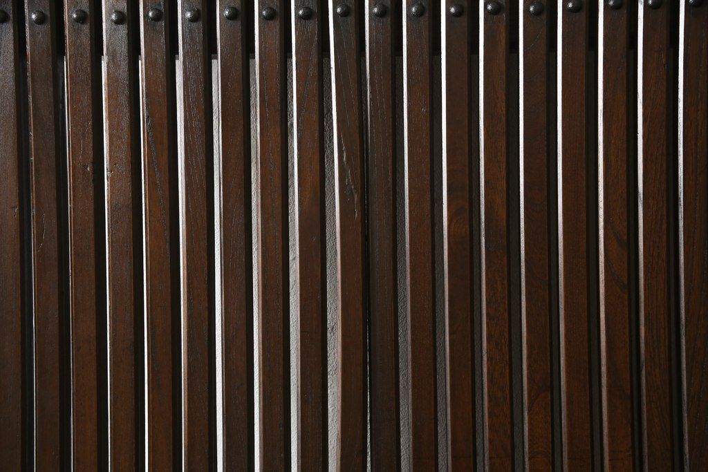 アンティークの格子蔵戸をリペア&カスタム!リサイズし、裏側の引手を取り付け。1トーン落ち着いた色味に着色仕上げ。(玄関戸、玄関ドア、引き戸)