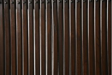 アンティークの格子蔵戸をリペア&カスタム!リサイズし、裏側の引手を取り付け。1トーン落ち着いた色味に着色仕上げ。(玄関戸、玄関ドア、引き戸)