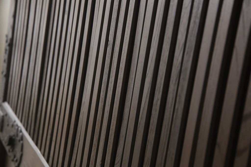 アンティークの格子蔵戸をリペア&カスタム!リサイズし、裏側の引手を取り付け。1トーン落ち着いた色味に着色仕上げ。(玄関戸、玄関ドア、引き戸)