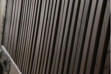 アンティークの格子蔵戸をリペア&カスタム!リサイズし、裏側の引手を取り付け。1トーン落ち着いた色味に着色仕上げ。(玄関戸、玄関ドア、引き戸)