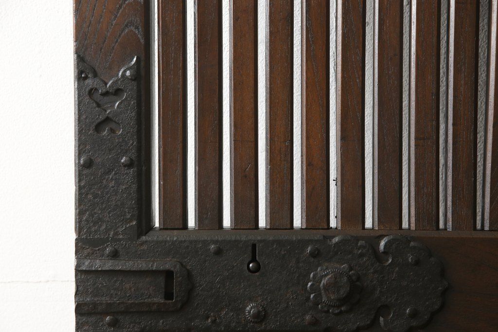 アンティークの格子蔵戸をリペア&カスタム!リサイズし、裏側の引手を取り付け。1トーン落ち着いた色味に着色仕上げ。(玄関戸、玄関ドア、引き戸)