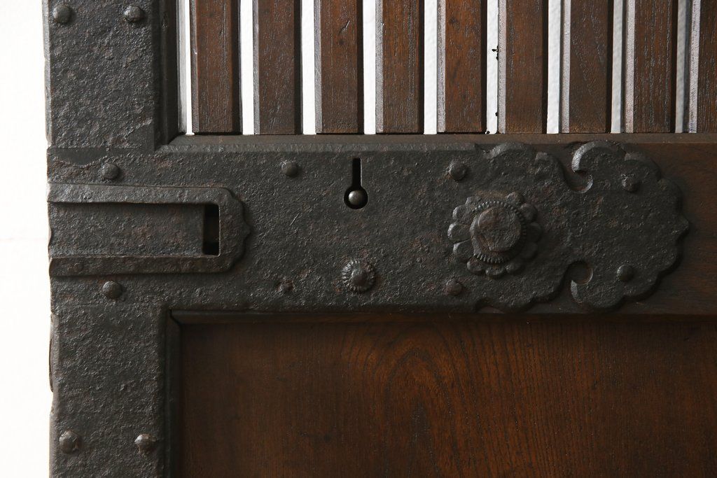 アンティークの格子蔵戸をリペア&カスタム!リサイズし、裏側の引手を取り付け。1トーン落ち着いた色味に着色仕上げ。(玄関戸、玄関ドア、引き戸)