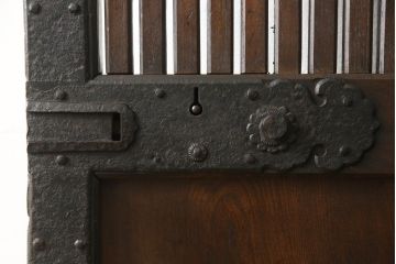 アンティークの格子蔵戸をリペア&カスタム!リサイズし、裏側の引手を取り付け。1トーン落ち着いた色味に着色仕上げ。(玄関戸、玄関ドア、引き戸)