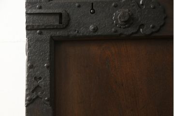 アンティークの格子蔵戸をリペア&カスタム!リサイズし、裏側の引手を取り付け。1トーン落ち着いた色味に着色仕上げ。(玄関戸、玄関ドア、引き戸)