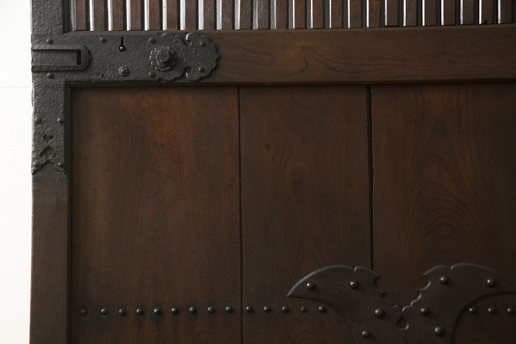 アンティークの格子蔵戸をリペア&カスタム!リサイズし、裏側の引手を取り付け。1トーン落ち着いた色味に着色仕上げ。(玄関戸、玄関ドア、引き戸)