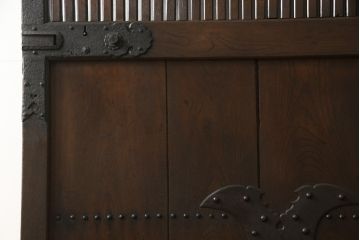 アンティークの格子蔵戸をリペア&カスタム!リサイズし、裏側の引手を取り付け。1トーン落ち着いた色味に着色仕上げ。(玄関戸、玄関ドア、引き戸)