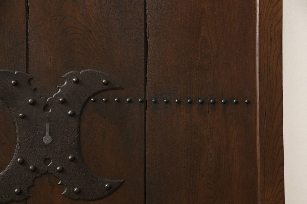 アンティークの格子蔵戸をリペア&カスタム!リサイズし、裏側の引手を取り付け。1トーン落ち着いた色味に着色仕上げ。(玄関戸、玄関ドア、引き戸)