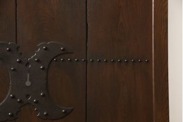 アンティークの格子蔵戸をリペア&カスタム!リサイズし、裏側の引手を取り付け。1トーン落ち着いた色味に着色仕上げ。(玄関戸、玄関ドア、引き戸)