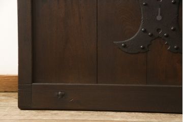 アンティークの格子蔵戸をリペア&カスタム!リサイズし、裏側の引手を取り付け。1トーン落ち着いた色味に着色仕上げ。(玄関戸、玄関ドア、引き戸)
