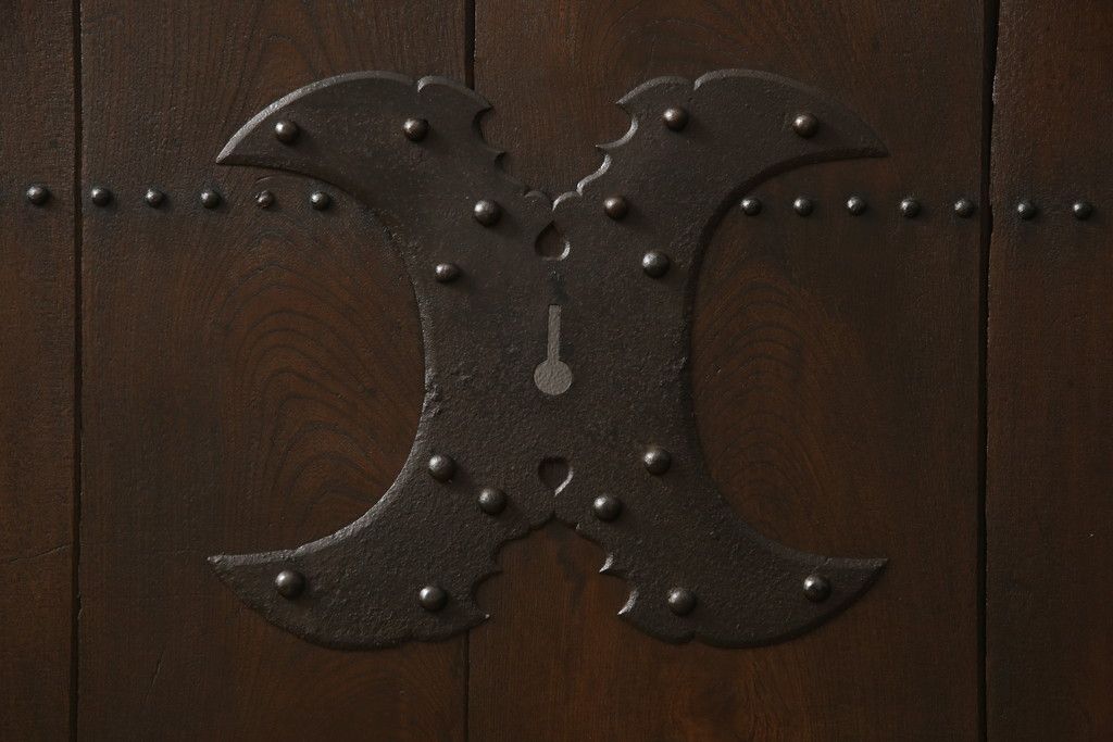 アンティークの格子蔵戸をリペア&カスタム!リサイズし、裏側の引手を取り付け。1トーン落ち着いた色味に着色仕上げ。(玄関戸、玄関ドア、引き戸)