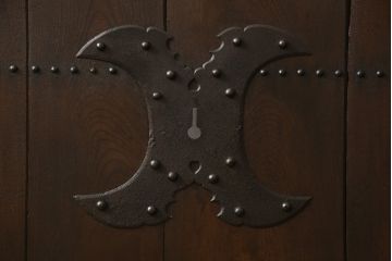 アンティークの格子蔵戸をリペア&カスタム!リサイズし、裏側の引手を取り付け。1トーン落ち着いた色味に着色仕上げ。(玄関戸、玄関ドア、引き戸)