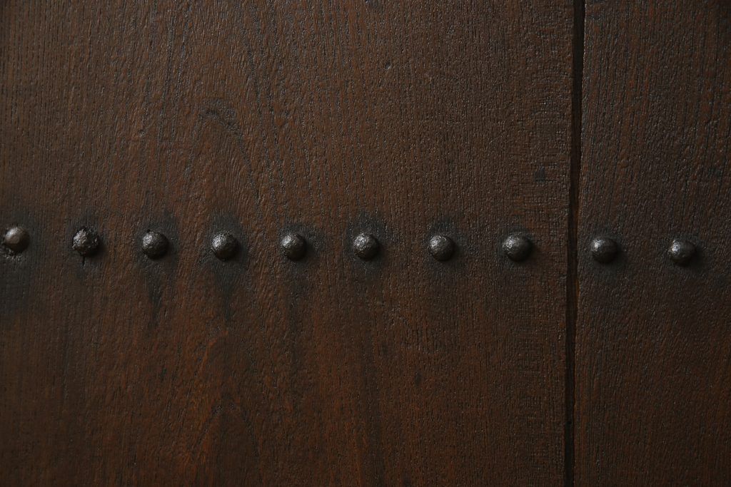 アンティークの格子蔵戸をリペア&カスタム!リサイズし、裏側の引手を取り付け。1トーン落ち着いた色味に着色仕上げ。(玄関戸、玄関ドア、引き戸)