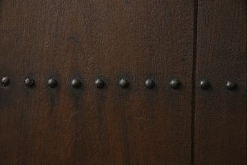 アンティークの格子蔵戸をリペア&カスタム!リサイズし、裏側の引手を取り付け。1トーン落ち着いた色味に着色仕上げ。(玄関戸、玄関ドア、引き戸)