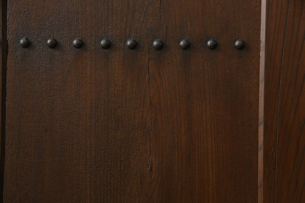 アンティークの格子蔵戸をリペア&カスタム!リサイズし、裏側の引手を取り付け。1トーン落ち着いた色味に着色仕上げ。(玄関戸、玄関ドア、引き戸)