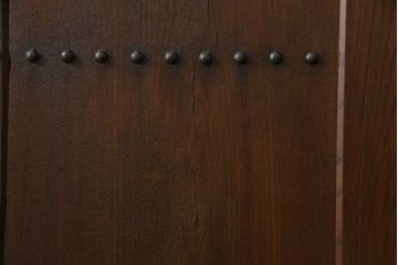 アンティークの格子蔵戸をリペア&カスタム!リサイズし、裏側の引手を取り付け。1トーン落ち着いた色味に着色仕上げ。(玄関戸、玄関ドア、引き戸)