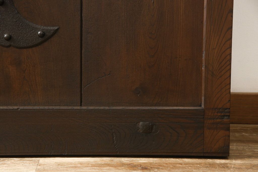 アンティークの格子蔵戸をリペア&カスタム!リサイズし、裏側の引手を取り付け。1トーン落ち着いた色味に着色仕上げ。(玄関戸、玄関ドア、引き戸)