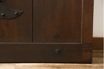 アンティークの格子蔵戸をリペア&カスタム!リサイズし、裏側の引手を取り付け。1トーン落ち着いた色味に着色仕上げ。(玄関戸、玄関ドア、引き戸)