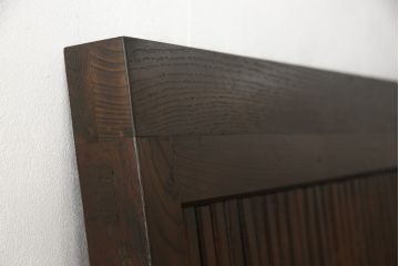 アンティークの格子蔵戸をリペア&カスタム!リサイズし、裏側の引手を取り付け。1トーン落ち着いた色味に着色仕上げ。(玄関戸、玄関ドア、引き戸)