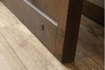 アンティークの格子蔵戸をリペア&カスタム!リサイズし、裏側の引手を取り付け。1トーン落ち着いた色味に着色仕上げ。(玄関戸、玄関ドア、引き戸)