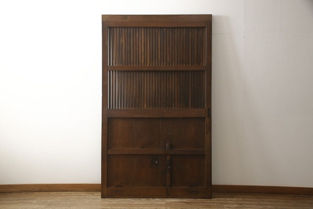 アンティークの格子蔵戸をリペア&カスタム!リサイズし、裏側の引手を取り付け。1トーン落ち着いた色味に着色仕上げ。(玄関戸、玄関ドア、引き戸)