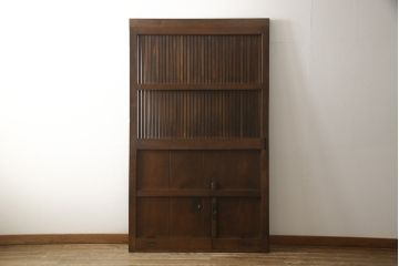 アンティークの格子蔵戸をリペア&カスタム!リサイズし、裏側の引手を取り付け。1トーン落ち着いた色味に着色仕上げ。(玄関戸、玄関ドア、引き戸)