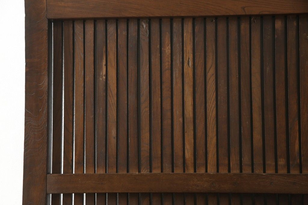 アンティークの格子蔵戸をリペア&カスタム!リサイズし、裏側の引手を取り付け。1トーン落ち着いた色味に着色仕上げ。(玄関戸、玄関ドア、引き戸)