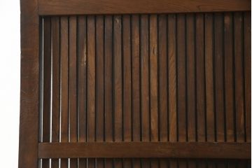 アンティークの格子蔵戸をリペア&カスタム!リサイズし、裏側の引手を取り付け。1トーン落ち着いた色味に着色仕上げ。(玄関戸、玄関ドア、引き戸)