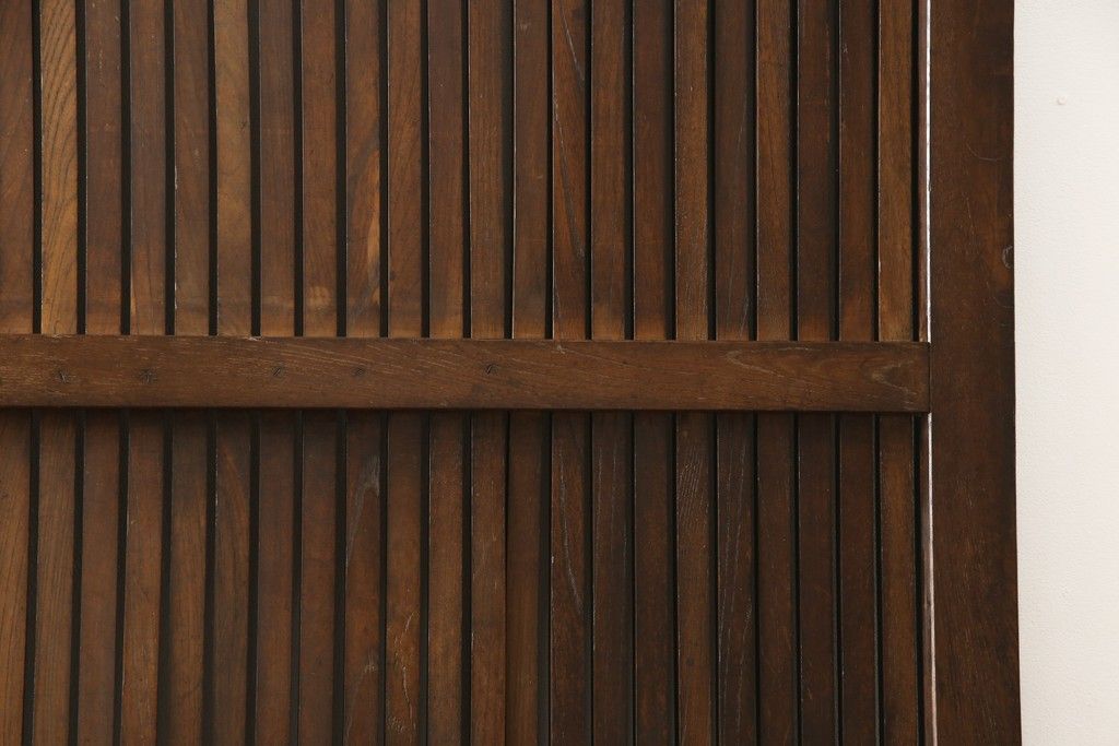 アンティークの格子蔵戸をリペア&カスタム!リサイズし、裏側の引手を取り付け。1トーン落ち着いた色味に着色仕上げ。(玄関戸、玄関ドア、引き戸)