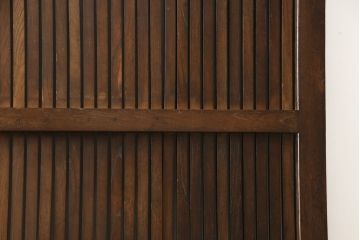 アンティークの格子蔵戸をリペア&カスタム!リサイズし、裏側の引手を取り付け。1トーン落ち着いた色味に着色仕上げ。(玄関戸、玄関ドア、引き戸)