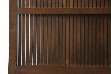 アンティークの格子蔵戸をリペア&カスタム!リサイズし、裏側の引手を取り付け。1トーン落ち着いた色味に着色仕上げ。(玄関戸、玄関ドア、引き戸)