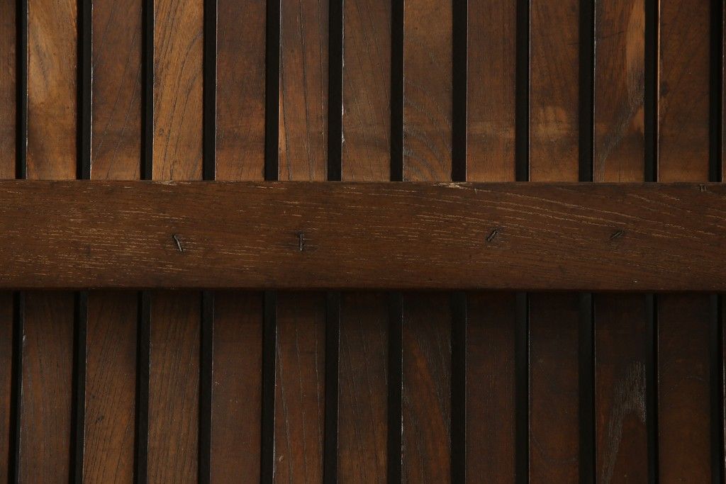 アンティークの格子蔵戸をリペア&カスタム!リサイズし、裏側の引手を取り付け。1トーン落ち着いた色味に着色仕上げ。(玄関戸、玄関ドア、引き戸)